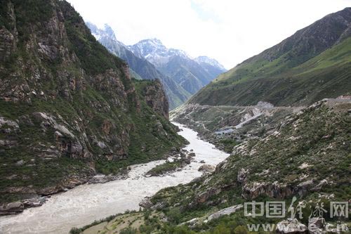 雅鲁藏布江沿岸